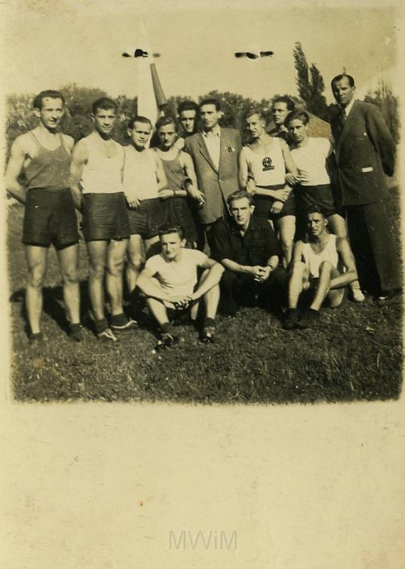 KKE 3445.jpg - Reprezentacja Olsztyna na Igrzyska Ziem Odzyskanych w Szczecinie w lekkiejatletyce. Od prawej: pierszy trener Czesław Skowroński, trzeci Jan Rutkowski wraz z reprezentacją, Szczecin, 1947 r.